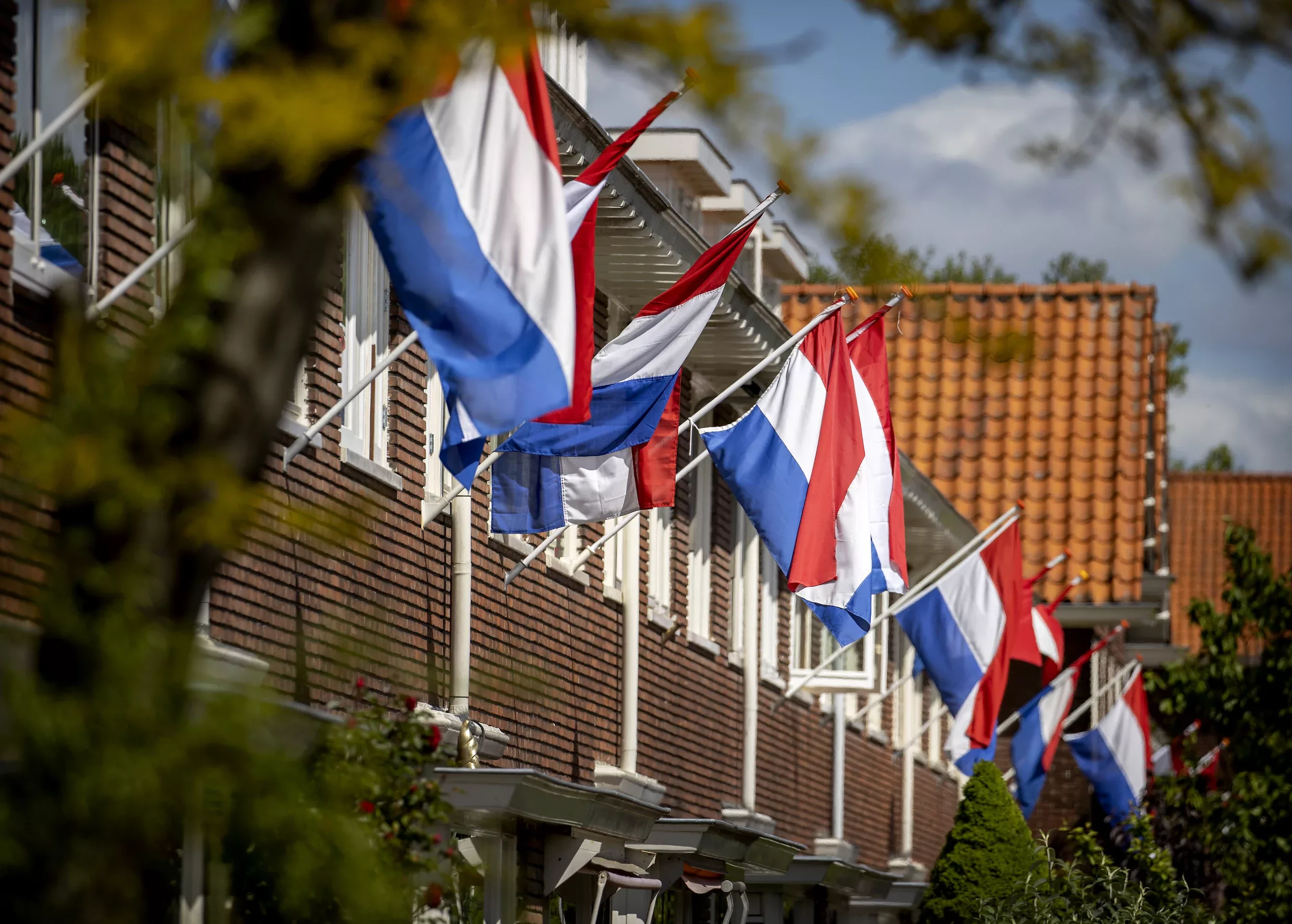 Huizen met Nederlandse vlag uitgestoken
