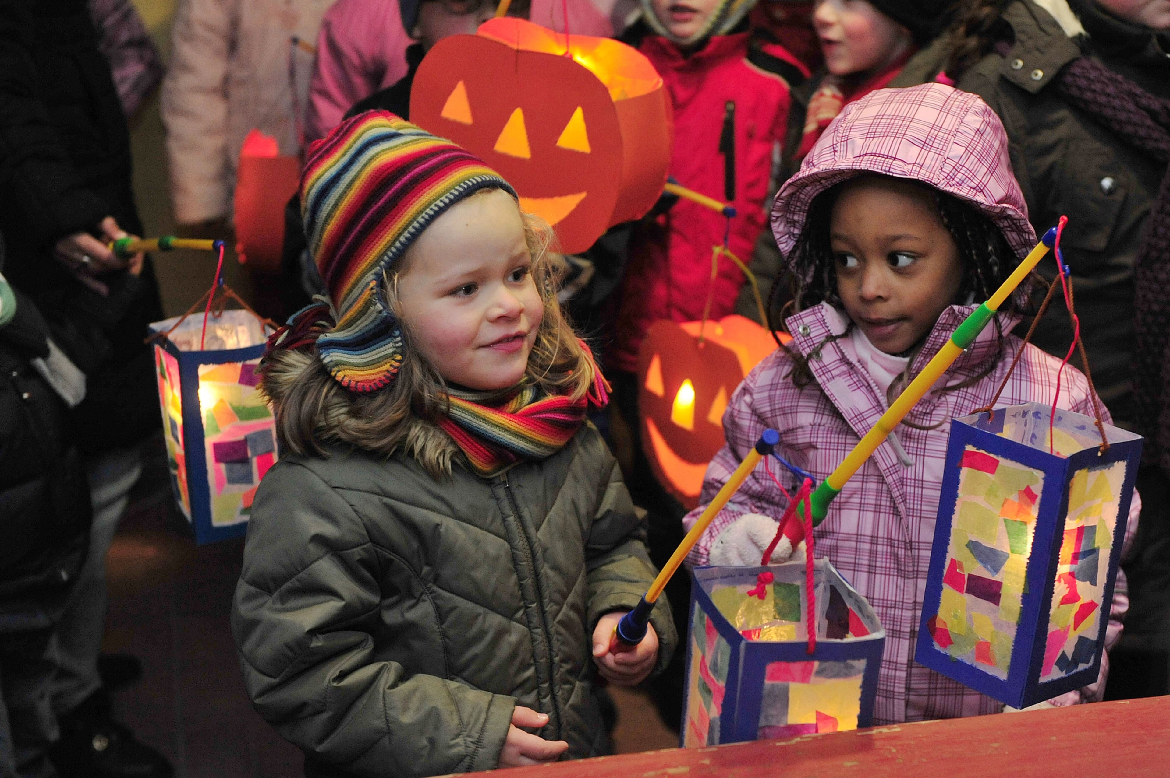 Kinderen met lampionen