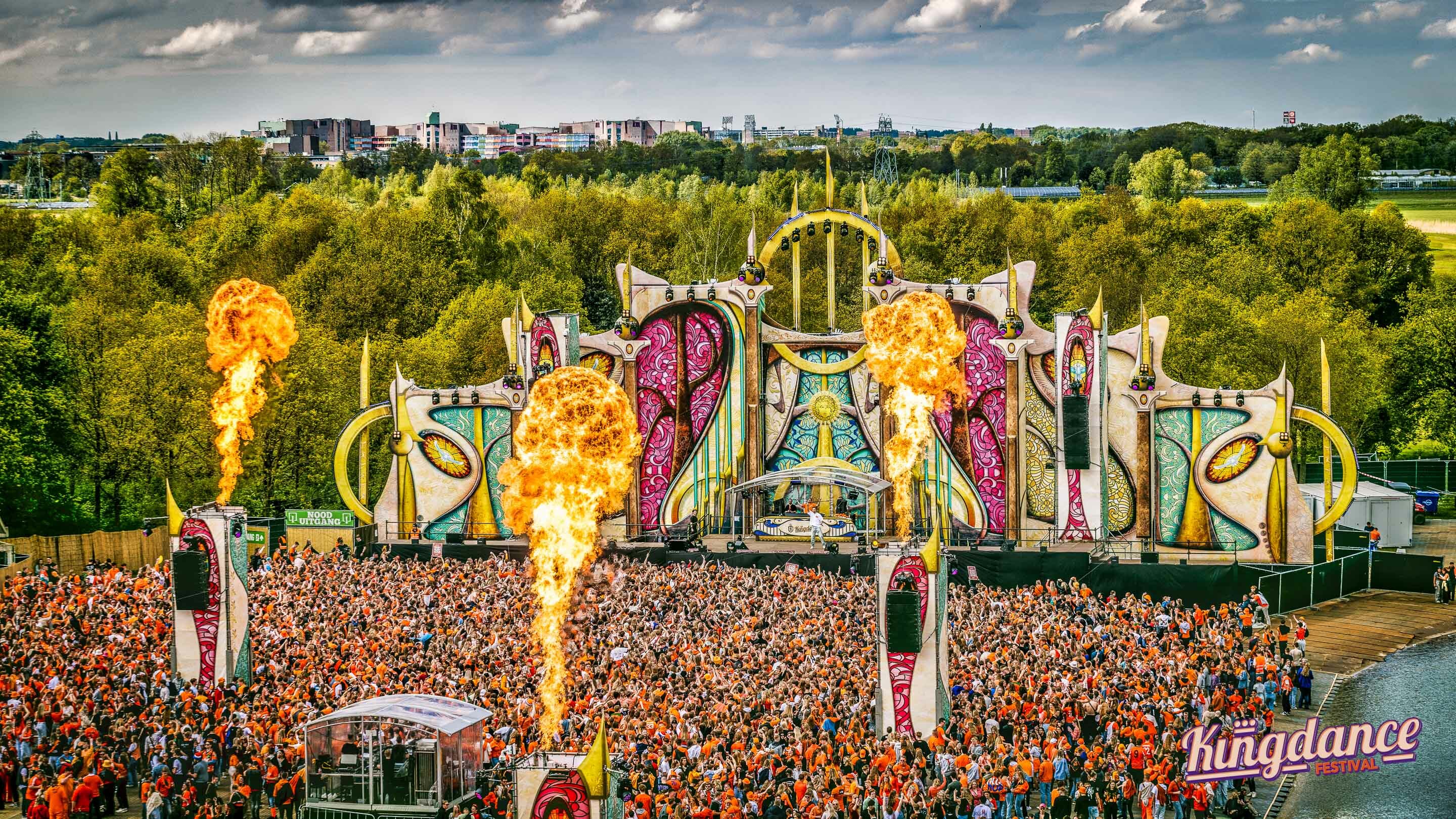 Het podium van de mainarea op King Dance 2024