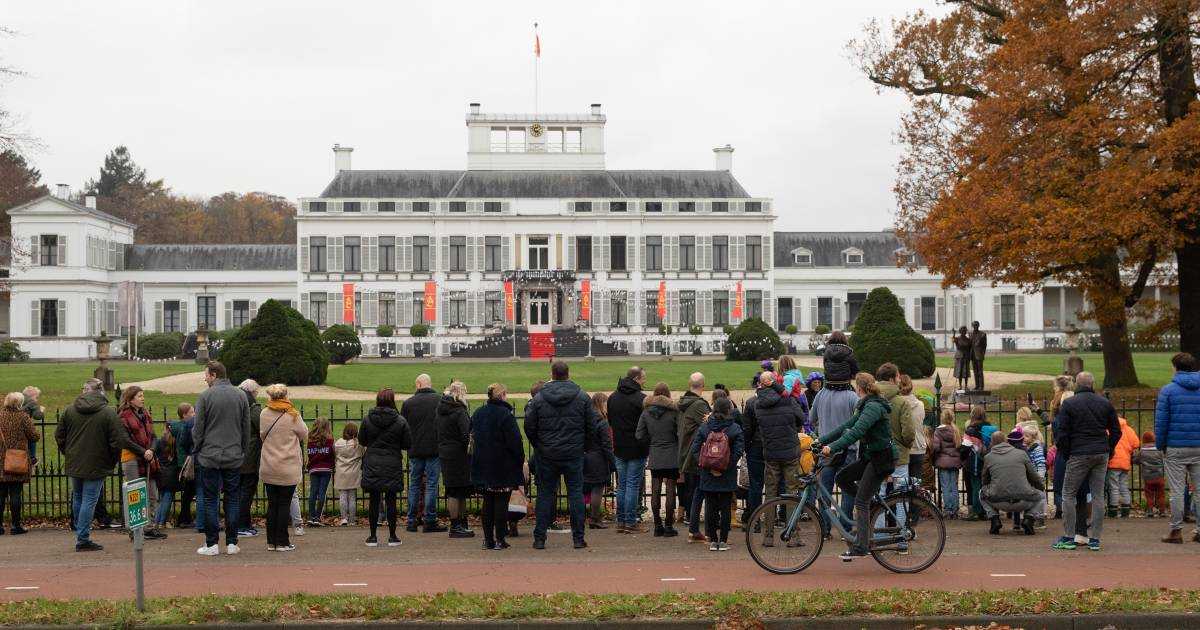 het grote pietenhuis met daarvoor allemaal kinderen en pers