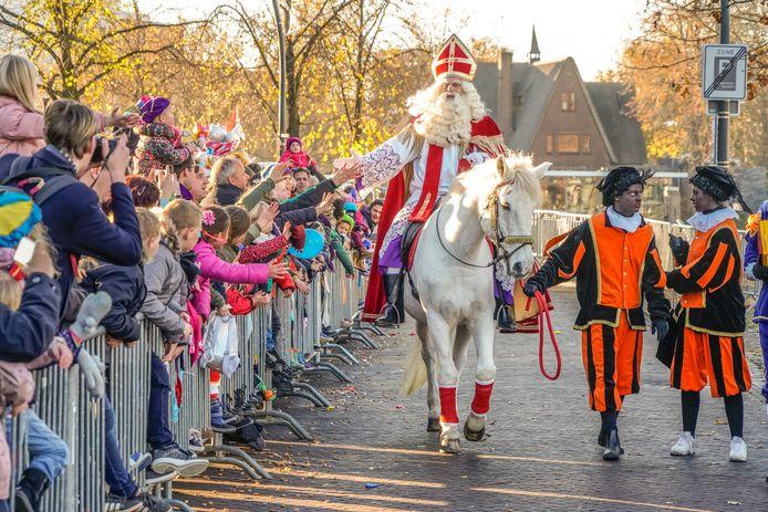 Sinterklaas op het witte paard tijdens de intocht (foto: persgroep)