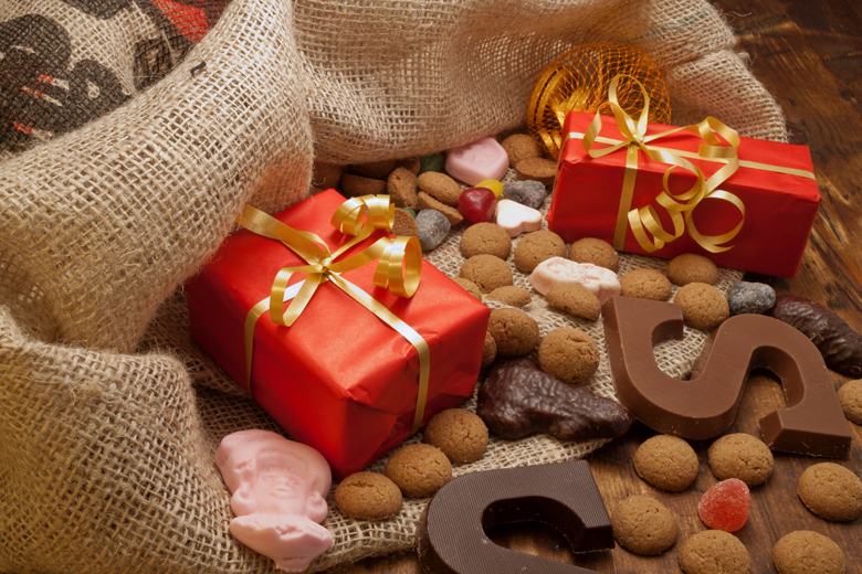 een jute zak vol met pepernoten en een paar Sinterklaas cadeautjes
