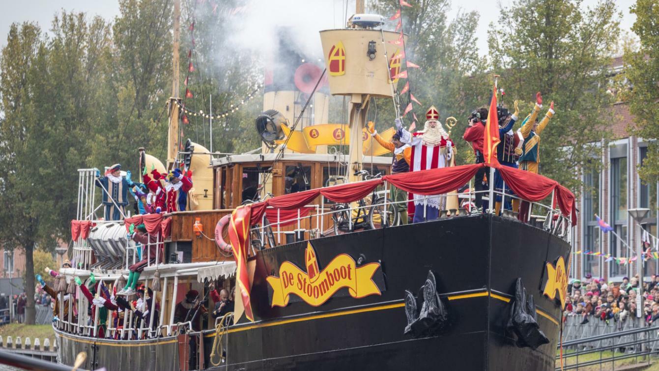 Zwaaiende sinterklaas op de stoomboot
