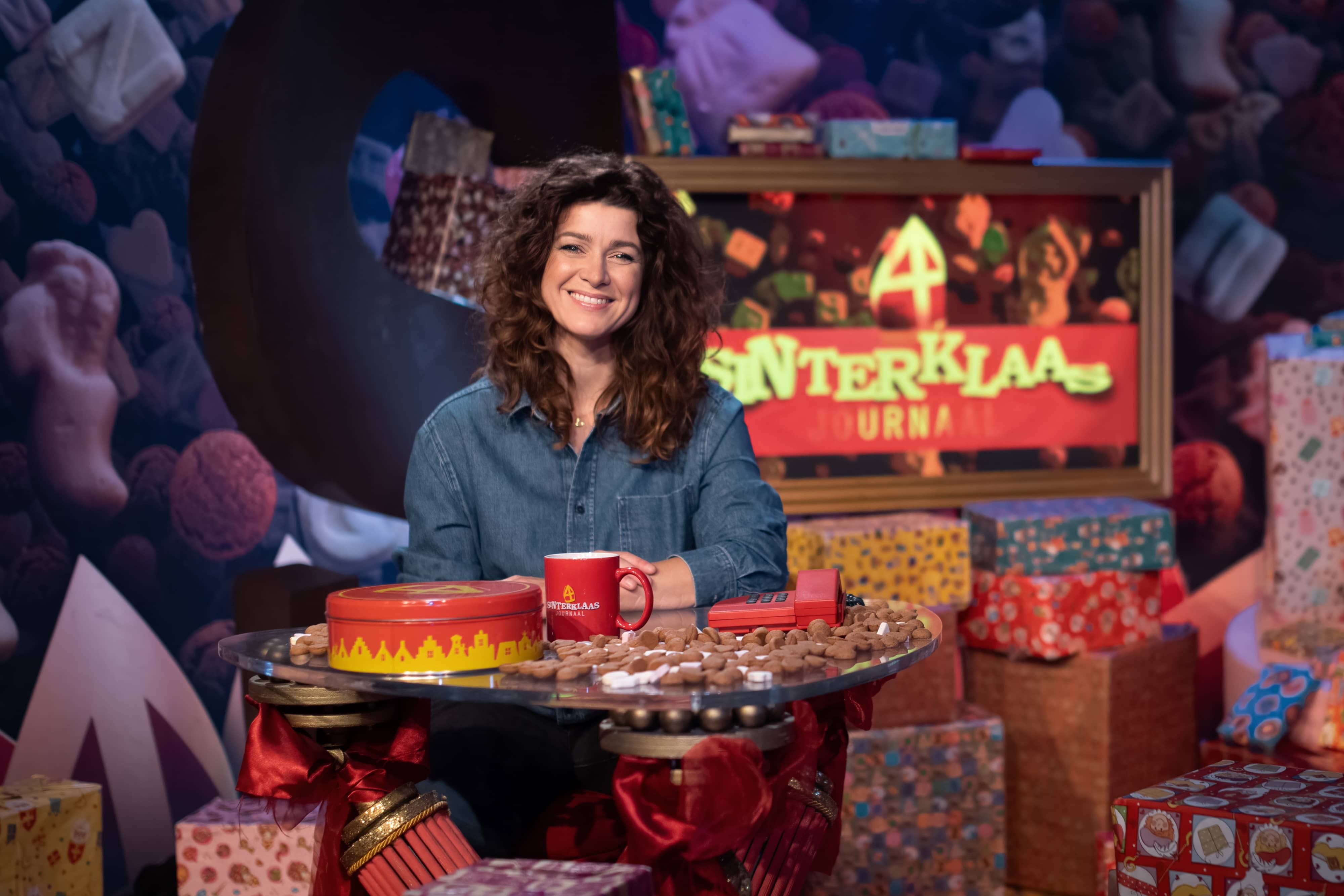 Merel Westrik in de Sinterklaasjournaal studio